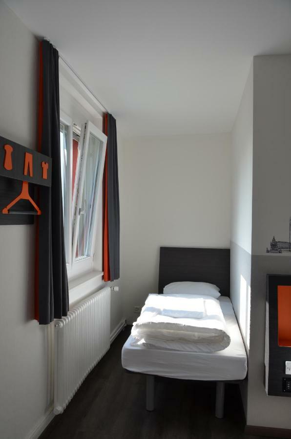 Easyhotel Zurich West Exterior photo